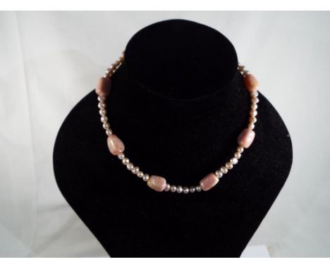 A lady's pearl and rose quartz necklace with 925 silver clasp - Est £20 - £30