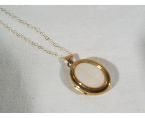 A 9 carat gold and mother of pearl oval locket with chain, approx weight 2.8 gm - Est £25 - £40