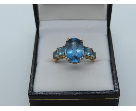 9ct Yellow Gold Five Stone Topaz Ring - 4.4 grams 