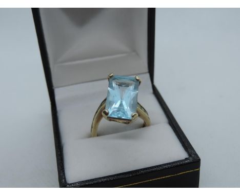 9ct Gold Baguette Cut Topaz Ring - 6 grams 