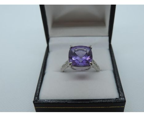 9ct White Gold Amethyst Ring - 4.8 grams 