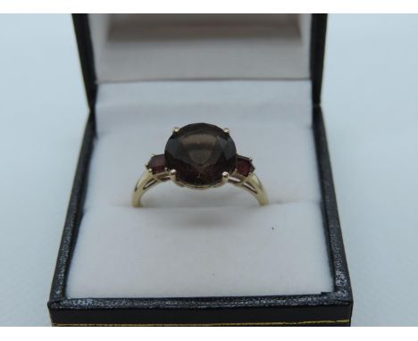 9ct Yellow Gold Smokey Quartz and Garnet Ring - 3.1 grams 