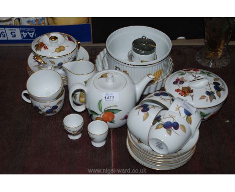 A quantity of Royal Worcester 'Evesham' including two lidded vegetable dishes, teapot, flan dishes, plates, jug, etc.