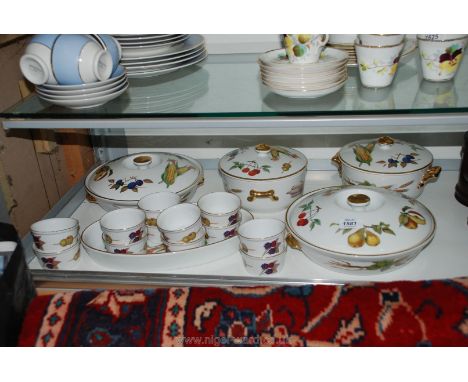 A quantity of Royal Worcester Evesham tableware including two large casserole dishes and lids, two smaller vegetable dishes w