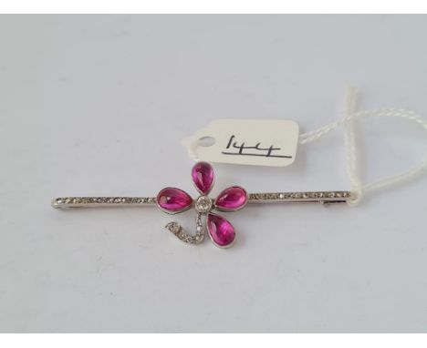 AN ATTRACTIVE DIAMOND &amp; RUBY FLOWER HEAD BROOCH SET IN 18CT WHITE GOLD