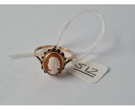 A cameo ring in 9ct - size S - 2.9gms