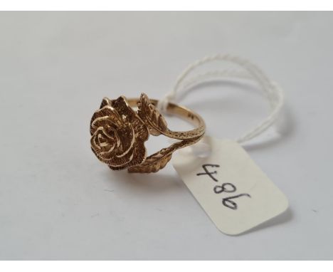 A rose design vintage ring in 9ct - size M - 4.1gms
