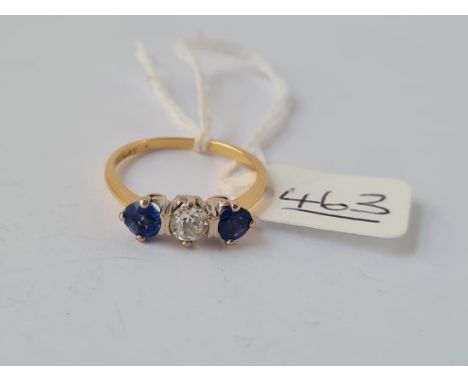 A DIAMOND &amp; SAPPHIRE 3 STONE RING IN 18CT GOLD - size Q - 2.8gms