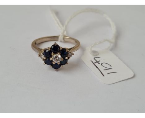 A sapphire &amp; diamond cluster ring in 18ct gold - size M - 4.3gms