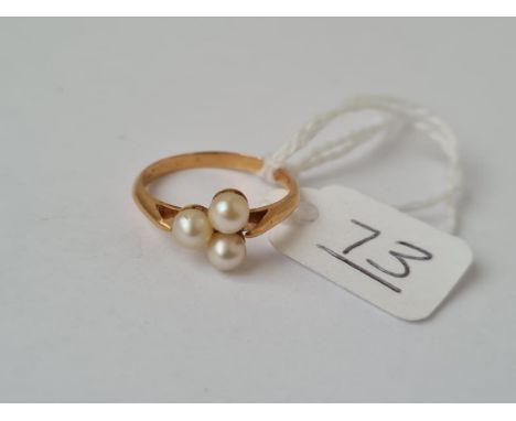 A pearl cluster ring set in gold - size N - 2.1gms