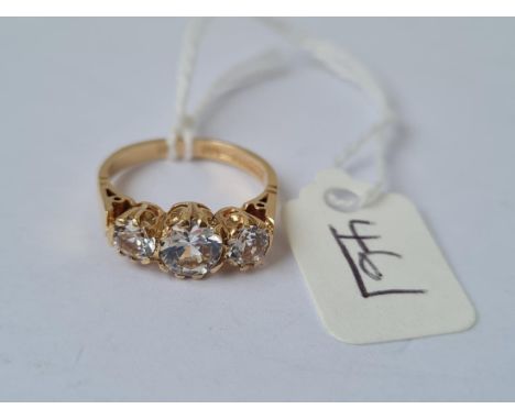 A trilogy ring in 9ct Gold - size J - 2.7 grms