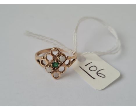 An emerald &amp; opal ring in 9ct - size M.5 - 2.2gms