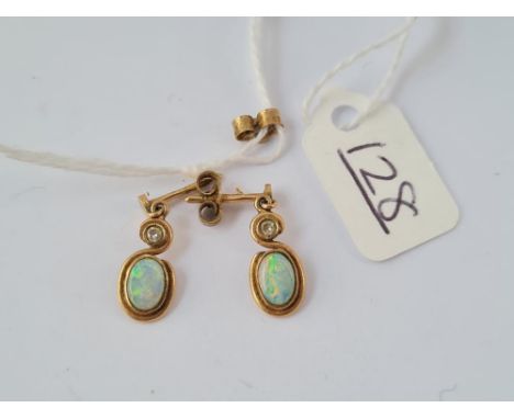 A pair of opal earrings in 9ct