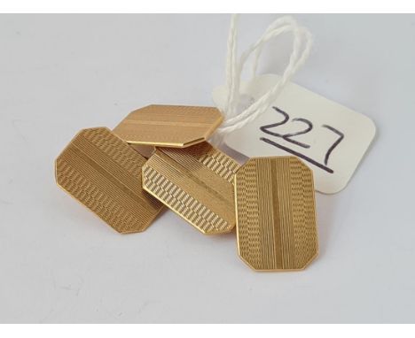 A pair of engine turned oblong cufflings in 9ct - 6gms