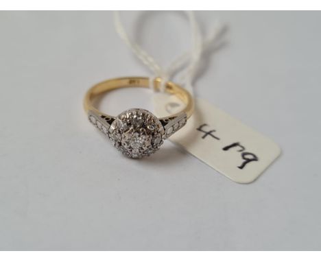 A diamond cluster ring in 18ct gold &amp; platinum - size M - 2.8gms