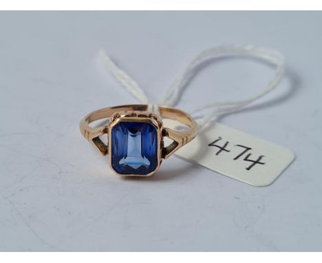 A blue stone ring in 15ct tested - size P - 2.9gms