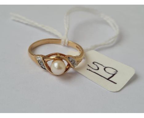 A pearl &amp; diamond ring in 9ct gold - size N - 1.66grms