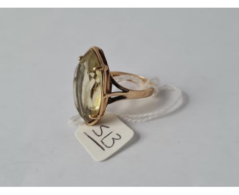 A yellow stone dress ring in 9ct - size O