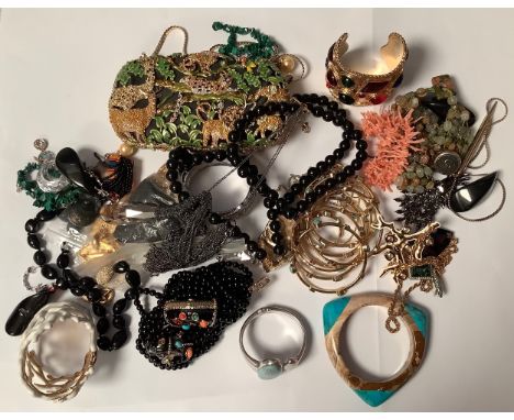 A quantity of costume jewellery, including necklaces, ear rings, bracelets, Off Park clutch purse, etc (qty)