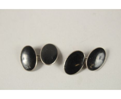 A PAIR OF SILVER AND BLACK ENAMEL CUFFLINKS.