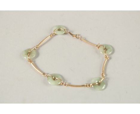 A 14CT JADE CIRCLE BRACELET.