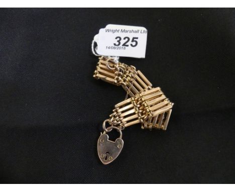 A 9ct gold gate-link bracelet with heart shape padlock clasp, hallmarks worn. Length: 17.5cm. Weight approx. 19.9g
