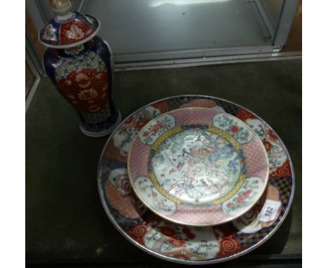 A mixed lot comprising a Chinese porcelain circular plate decorated with central panel of figures together with a further sma