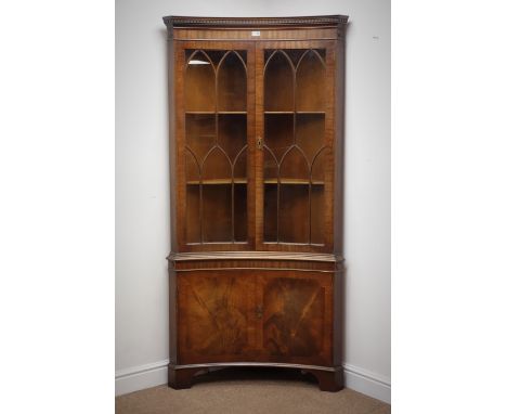 Quality Regency style mahogany concave corner cabinet, projecting cornice, dentil frieze, two astragal glazed doors enclosing