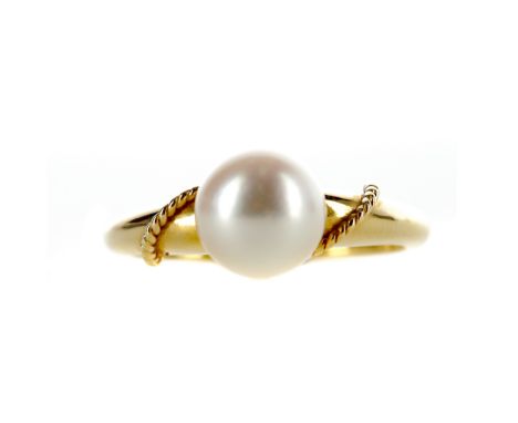 PEARL RING, set with a spherical pearl 7.9mm in diameter, with ropetwist decoration to either side, marked 750, size M 1/2, 3