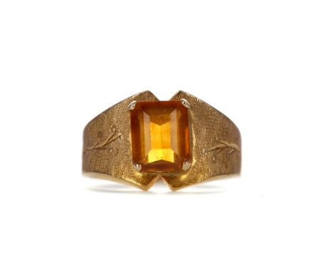 ORANGE GEM SET RING, set with a step cut orange gem to a textured shank, marked 18K, size O, 4.5g