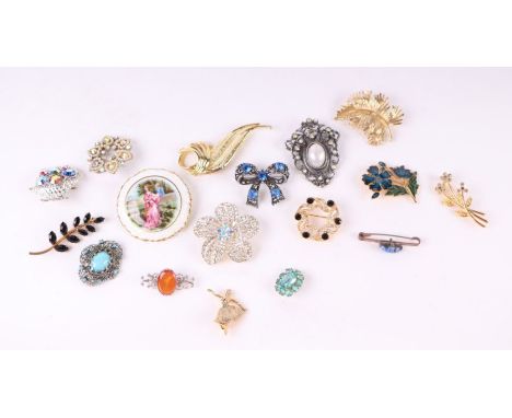 A group of vintage costume jewellery brooches.