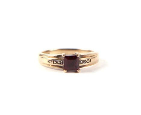 A 9ct gold emerald cut garnet solitaire ring, approx UK size 'N', 2.7g.