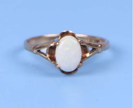 A 9ct gold opal ring, approx UK size 'K', 1.7g.