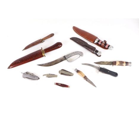 A quantity of assorted sheath and pocket knives to include a carved wooden scabbard example, 34cms long.