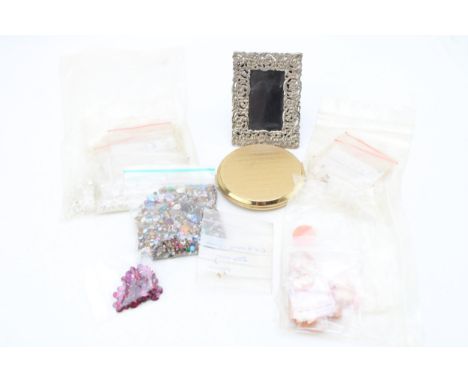 A group of unset vintage stones and cameos, including unset paste, coloured paste, glass and stone, including opalescent exam