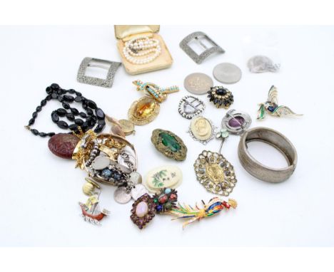 A group of vintage and later costume jewellery including a string of Ciro cultured pearls of graduated form, an amonite penda