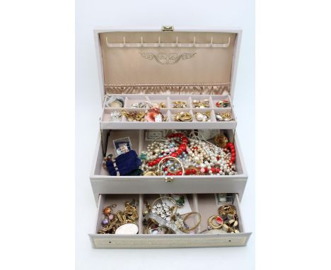 A mixed collection of costume jewellery to include brooches, rings, necklaces and similar items in a vintage jewellery box. (