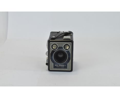 Kodak Siz-20 Brownie E Box Rollfilm Camera, circa 1947-1957, Features Built In Sliding Portrait Lens For Close Use, 2 Pin Fla