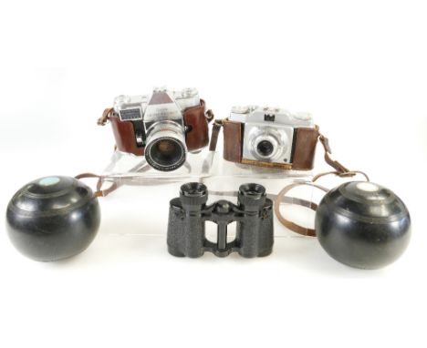 A collection of vintage camera equipment to include Kodak retina reflect III, Agfa silette good quality cased set of Steinhei