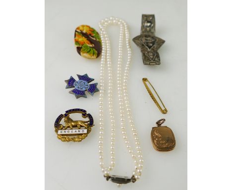 A collection of vintage jewellery including 9ct gold brooch, silver bracelet, cultured pearls, badges etc