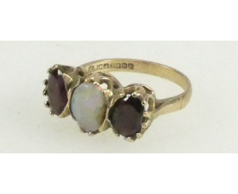 9ct ladies ring set with 2 garnets and centre opal (3.1g) 