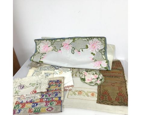 An assortment of vintage linens including linen, samplers, coasters, hand towels etc. (a lot)