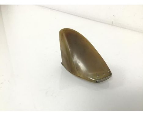 A metal mounted horn snuff box, c.1900 (4.5cm x 6.5cm)