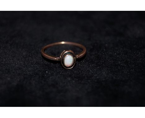 9ct Gold ring with central opal 