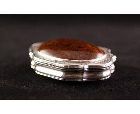 A GEORGE II/GEORGE III SILVER CARTOUCHE SHAPE SNUFF BOX, the cover inset with an oval agate within a border chased with flowe