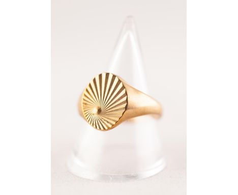 9ct GOLD SIGNET RING. Oval top with engraved decoration, ring size Q, 6.13g Good condition.