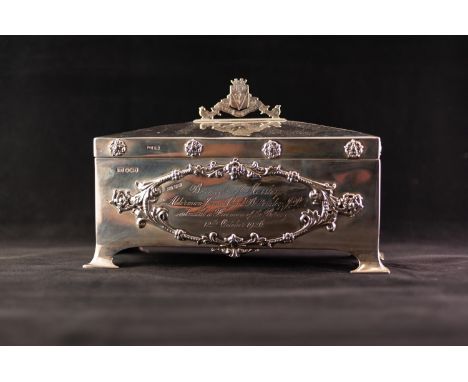 AN EARLY TWENTIETH CENTURY SILVER FREEDOM OF THE BOROUGH CASKET, of rectangular form, the front in relief with a foliate scro