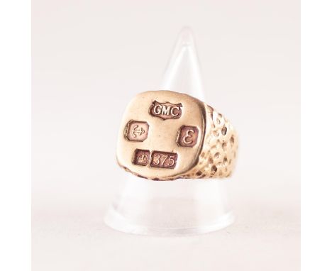 GENT'S 9ct GOLD SIGNET RING the top featuring Birmingham hallmark for 1979, 14.4gms