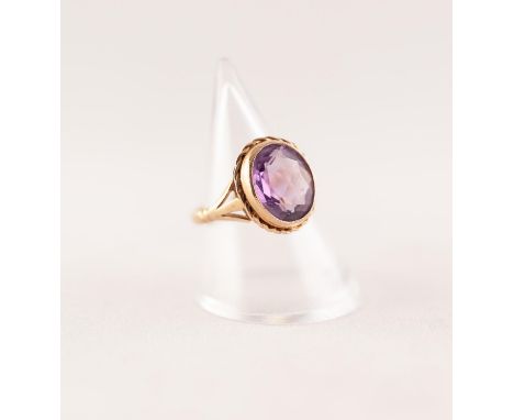 9ct GOLD AMETHYSY RING. Oval amethyst in a rope frame, to forked shoulders, ring size K1/2, 3.24g Good condition.