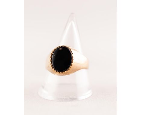 9ct GOLD ONYX SIGNET RING. Ring size R1/2, 3.15g Good condition.